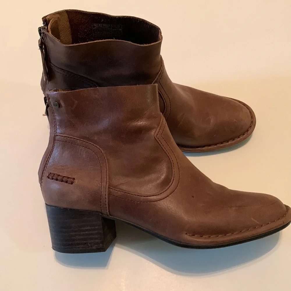 UGG Bandera Ankle Boot